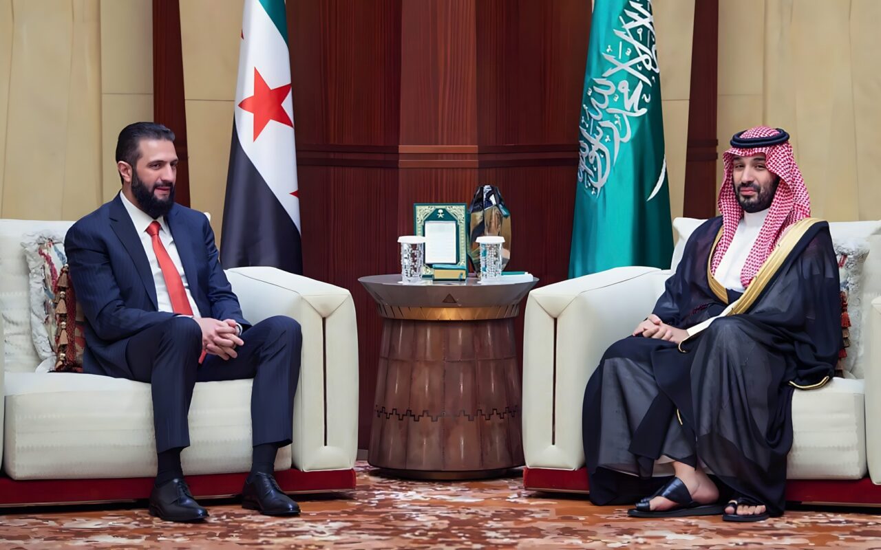 هل “طلبت السعودية من سوريا إرسال مقاتلين إلى اليمن”؟ مستشار أحمد الشرع يرد