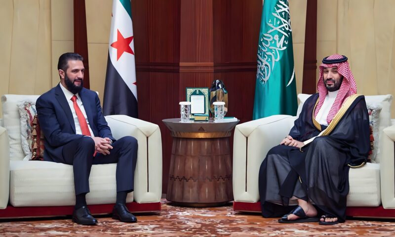 هل “طلبت السعودية من سوريا إرسال مقاتلين إلى اليمن”؟ مستشار أحمد الشرع يرد