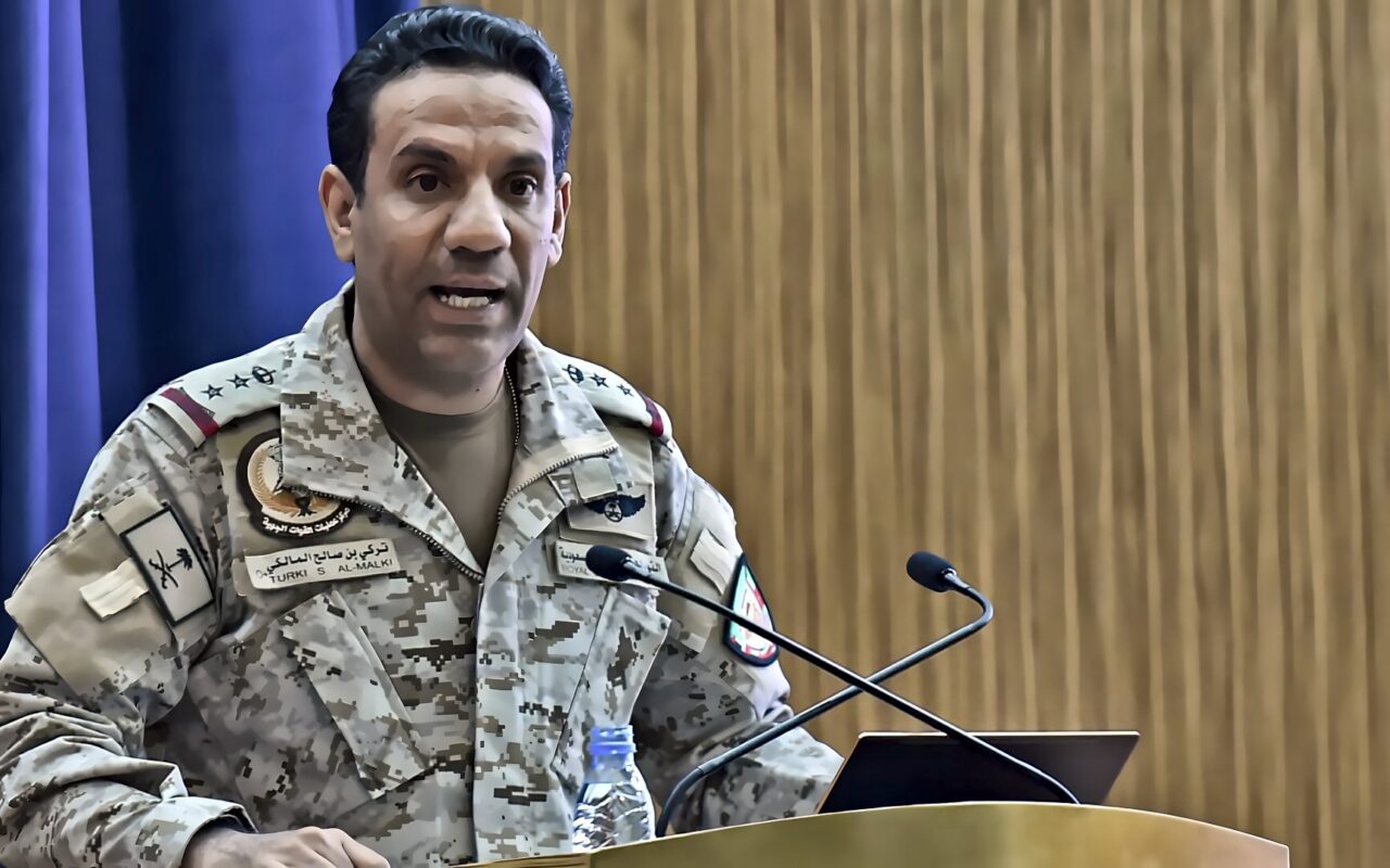 “التحالف” يعلن اعتراض 3 صواريخ حوثية باتجاه الرياض وخميس مشيط.. والجماعة تحذر العاملين بالنفط