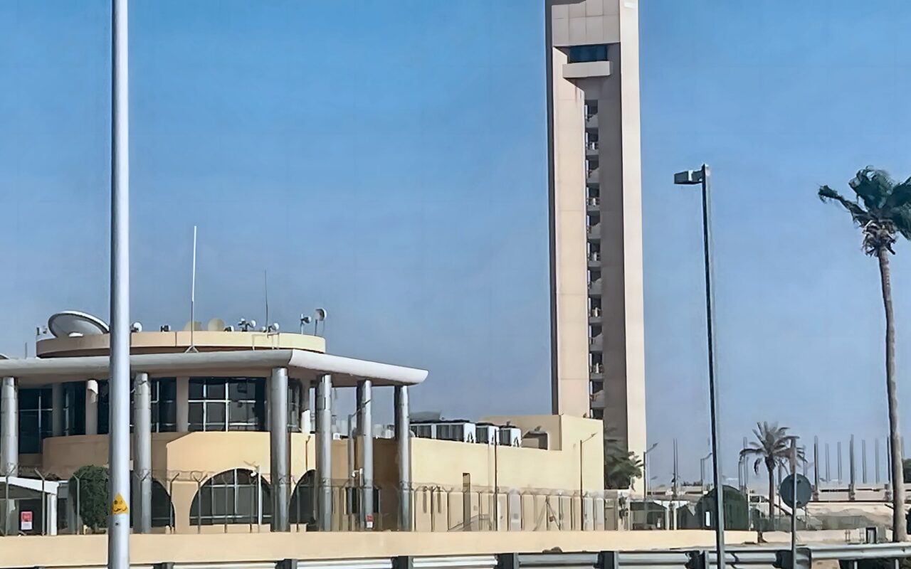 لليوم الثالث على التوالي.. الحوثيون يستهدفون مطارات سعودية ويحذرون من “صراع طويل الأمد”