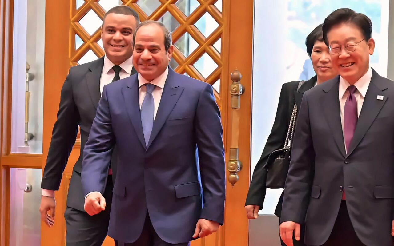 مصر.. رواج لقطة من مراسم استقبال السيسي بكوريا ورد فعل مرافقيه