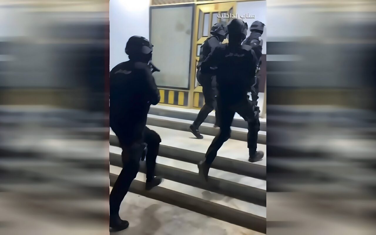 السعودية.. فيديو مداهمة أمنية لمنزل مروجي مخدرات وما عثر عليه من كميات