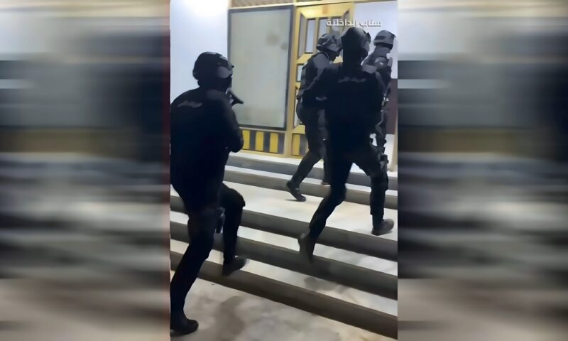 السعودية.. فيديو مداهمة أمنية لمنزل مروجي مخدرات وما عثر عليه من كميات