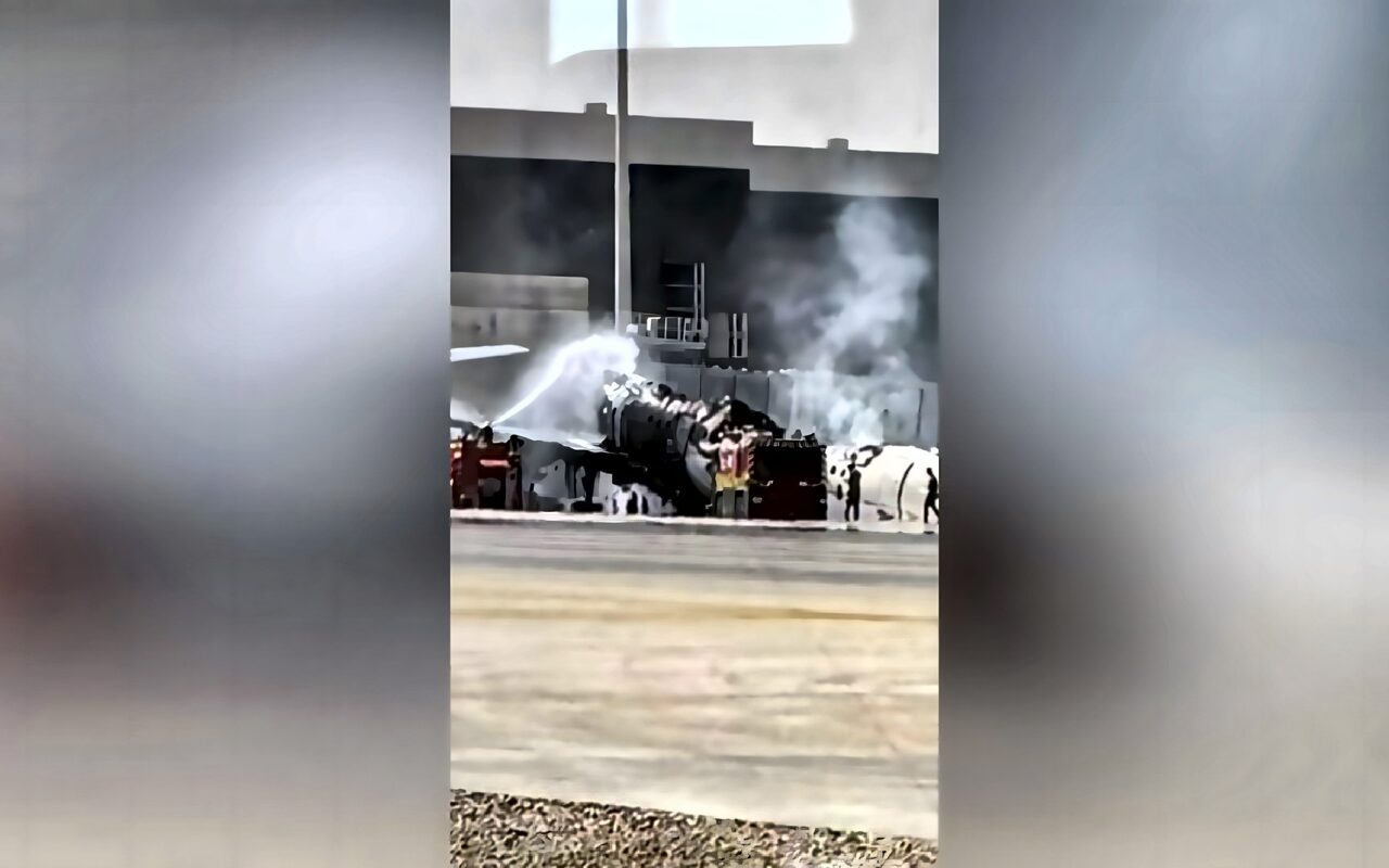 الحوثيون يعلنون مسؤوليتهم عن هجمات على مطار في الرياض.. ومراسل CNN يفصّل التطورات