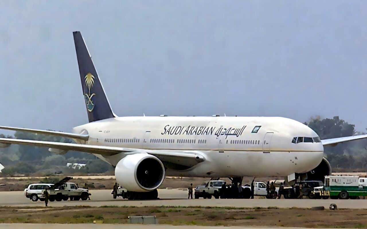الخطوط السعودية تنعى أحد منسوبيها وتعلن تضرر طائرة لها في الهجوم الأخير على مطار الملك خالد