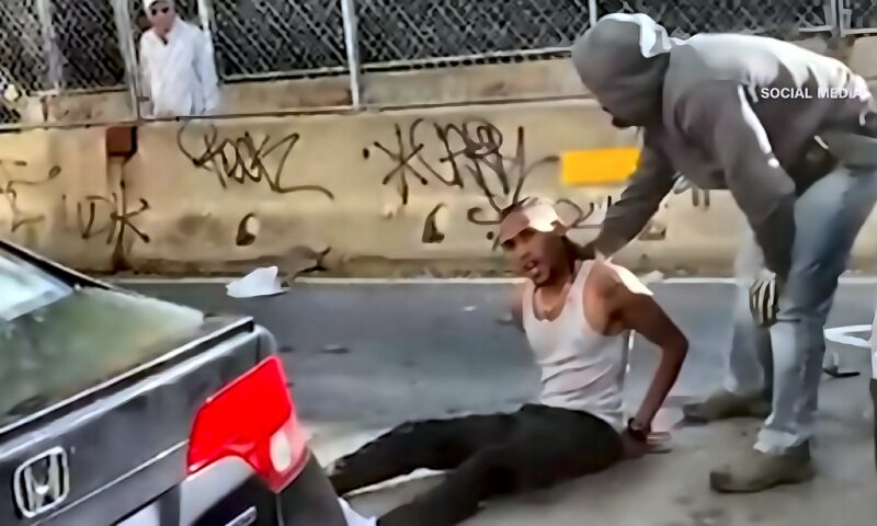 عملاء “الهجرة والجمارك” يطلقون النار على رجل كان برفقته طفل في السيارة