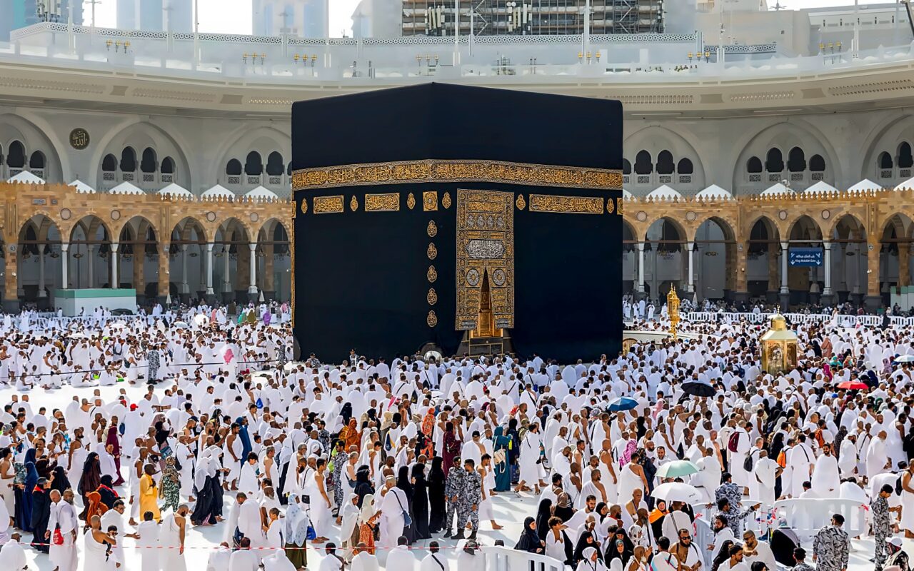 “مصادمة للشريعة”.. خطيبا الحرمين ينددان بهجمات الحوثيين على مكة والمدينة