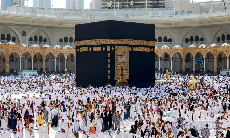 “مصادمة للشريعة”.. خطيبا الحرمين ينددان بهجمات الحوثيين على مكة والمدينة