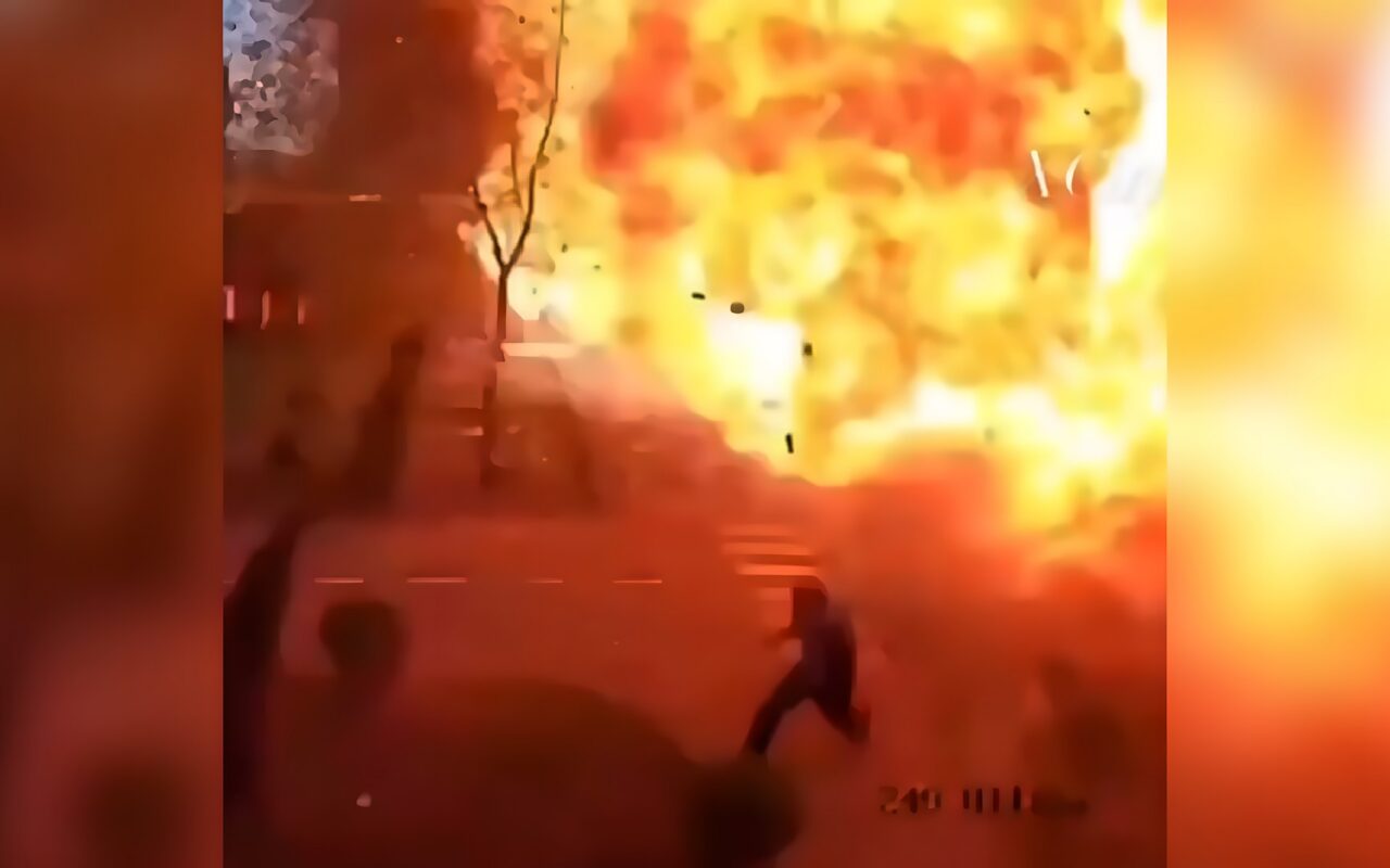 نجا بأعجوبة.. رجل يركض هرباً من ضربة مسيّرة روسية في أوكرانيا
