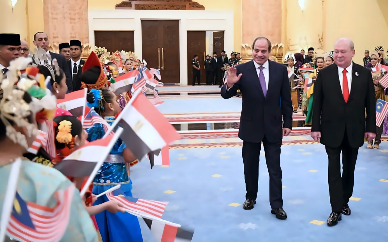 خلال أول زيارة.. ملك ماليزيا يهدي السيسي “وسام تاج الدولة الأسمى”