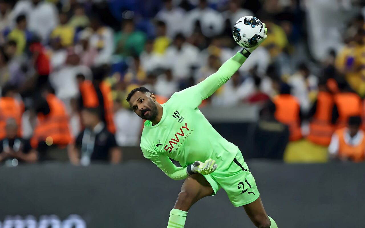 لاعبو الهلال والاتحاد يُكرمون “العويس” خلال الكلاسيكو