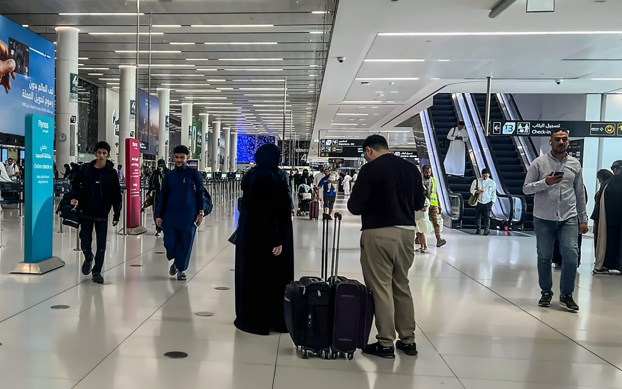 أمريكا تعلق بعد مقتل أحد مواطنيها في الهجوم على مطار الملك خالد في السعودية
