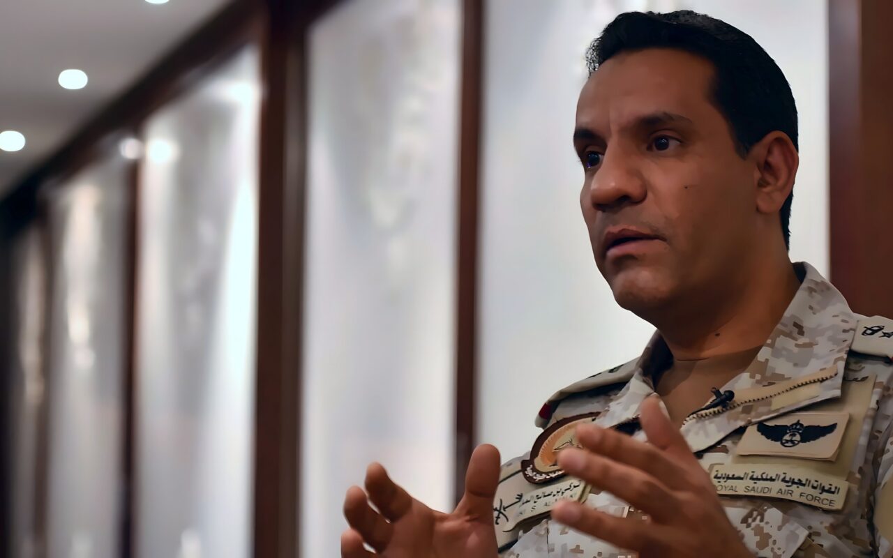 السعودية صباح الأحد.. تفاصيل هجوم حوثي كبير على مطار الملك خالد يكشفها “التحالف” وترامب يعلق