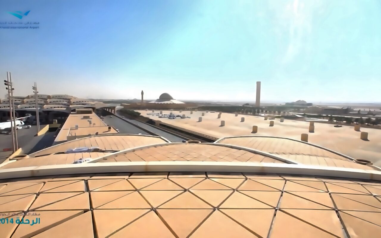 السعودية.. ماذا نعلم عن استهداف الحوثي لمطار الرياض؟.. مراسل CNN يوضح