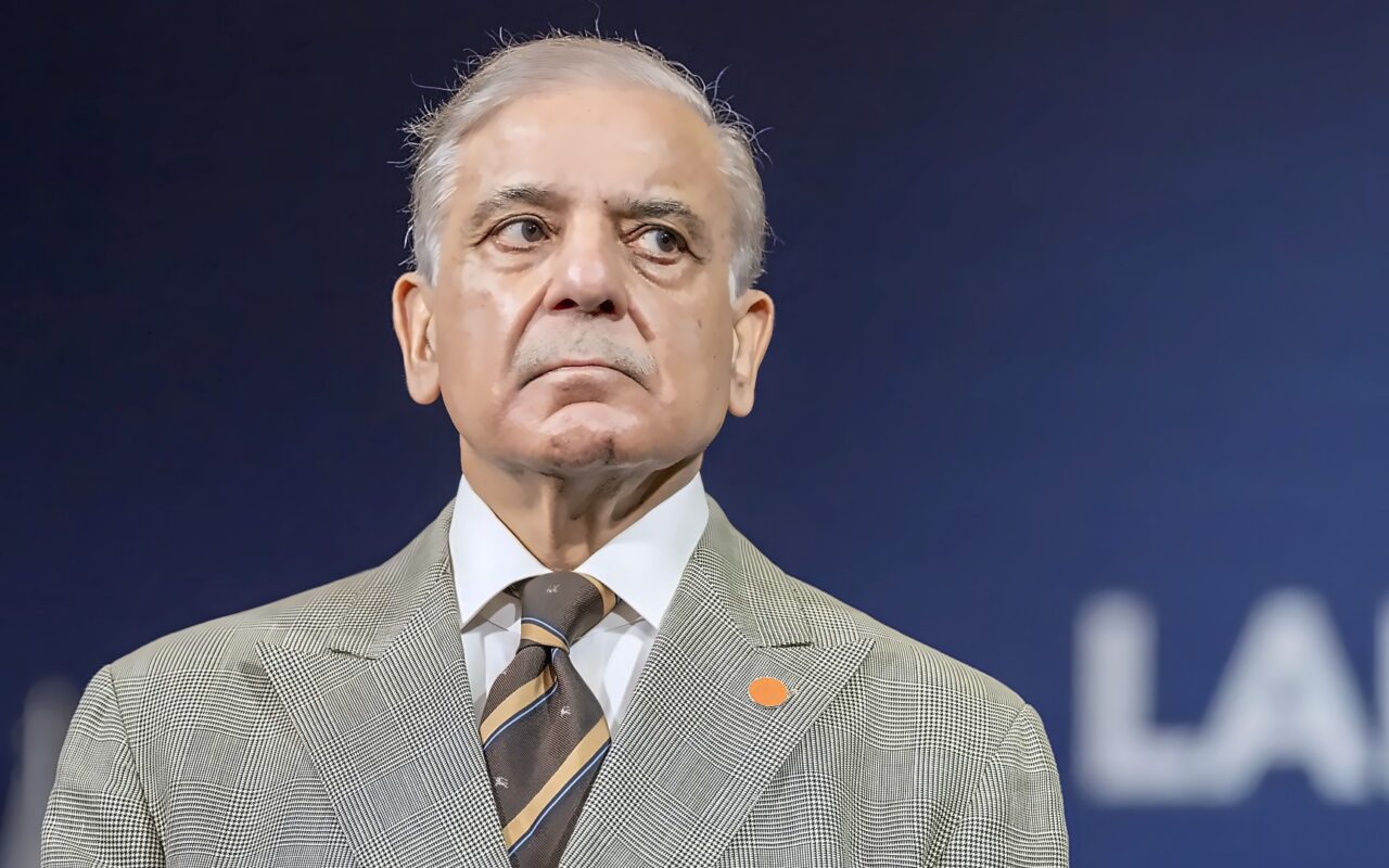 “ملتزمون بأمن المملكة”.. رئيس وزراء باكستان يعلق بعد هجوم الحوثيين على مطار الملك خالد بالرياض