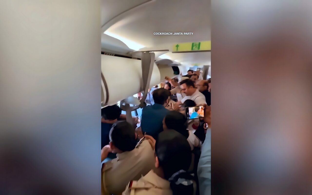 الهند تشن حملة قمع ضد احتجاجات “حركة الصراصير” التي انتشرت على نطاق واسع