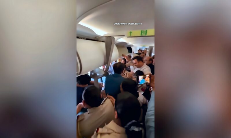 الهند تشن حملة قمع ضد احتجاجات “حركة الصراصير” التي انتشرت على نطاق واسع