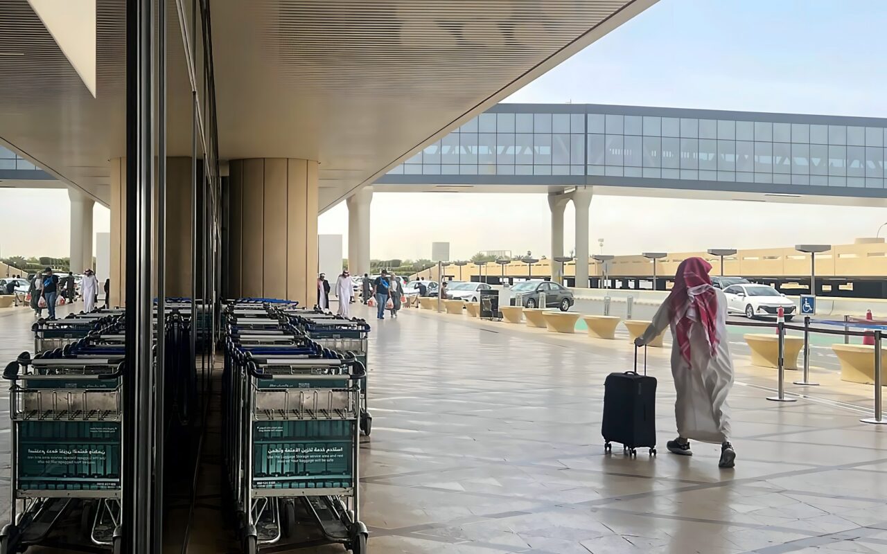 السعودية: هجوم بـ”مقذوف مجهول” على صالة رقم 4 بمطار الملك خالد
