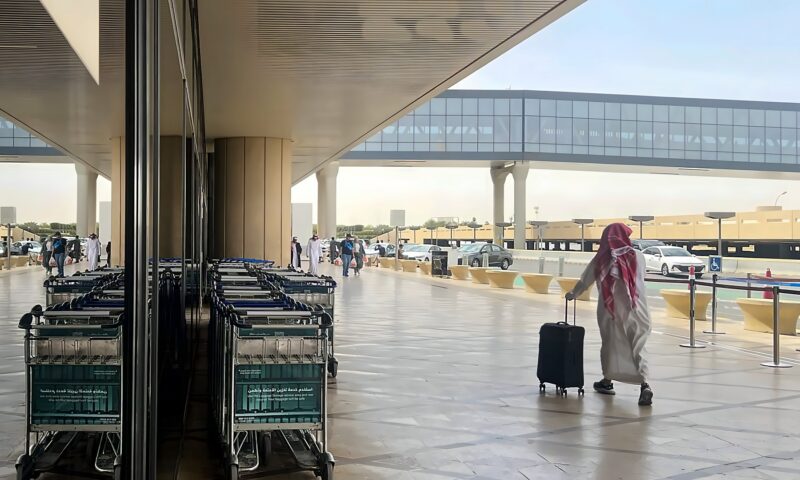 السعودية: هجوم بـ”مقذوف مجهول” على صالة رقم 4 بمطار الملك خالد
