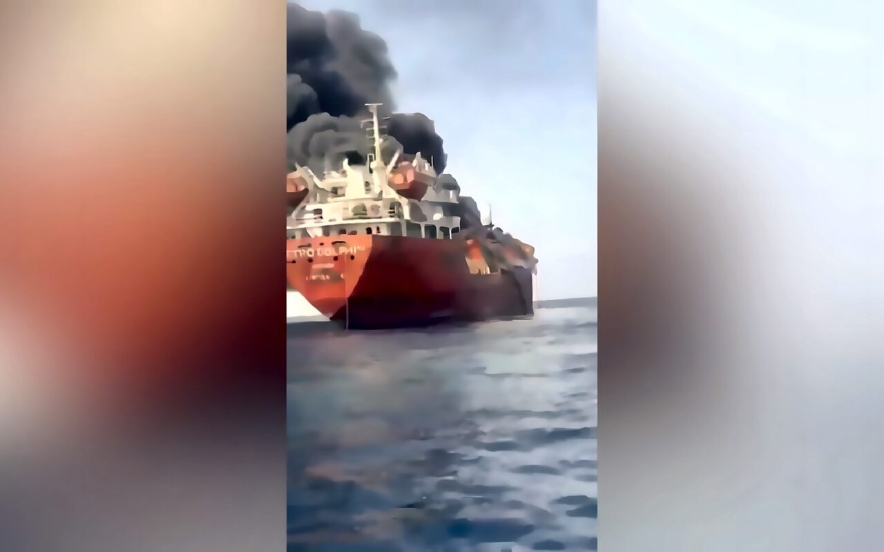 ناقلة نفط تتعرض لاستهداف في منطقة مضيق هرمز