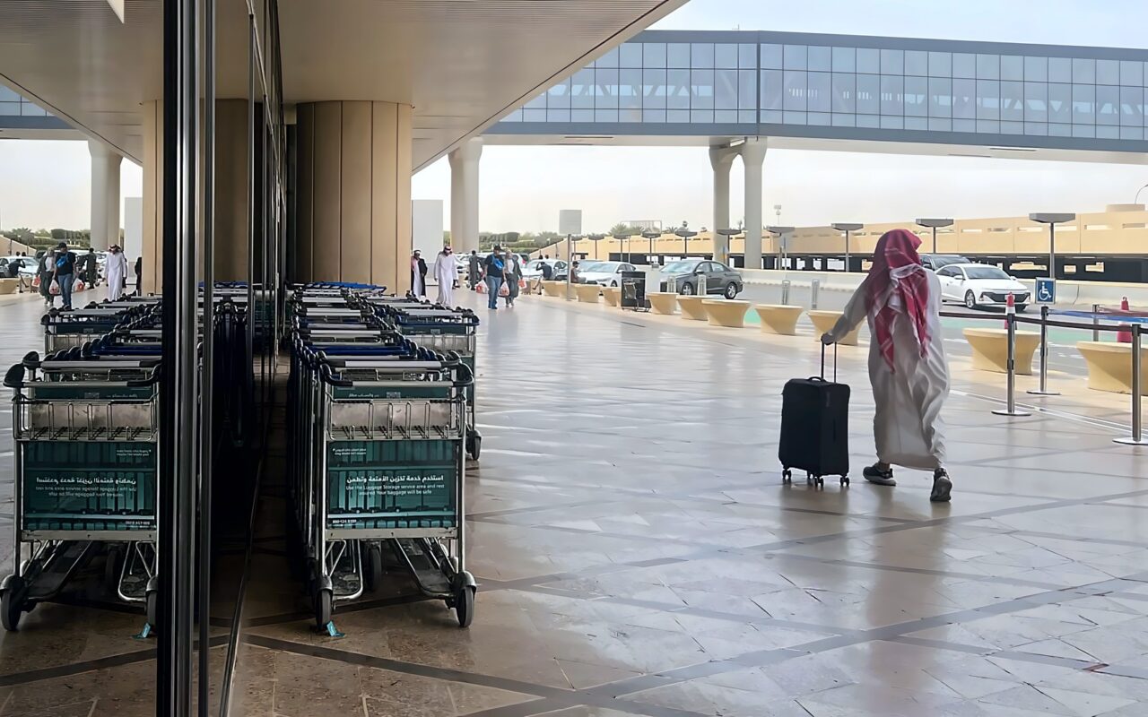 رأي.. حبيب الملا يكتب: ما مسؤولية إيران قانونياً عن هجمات الحوثيين على مطار الملك خالد بالرياض؟