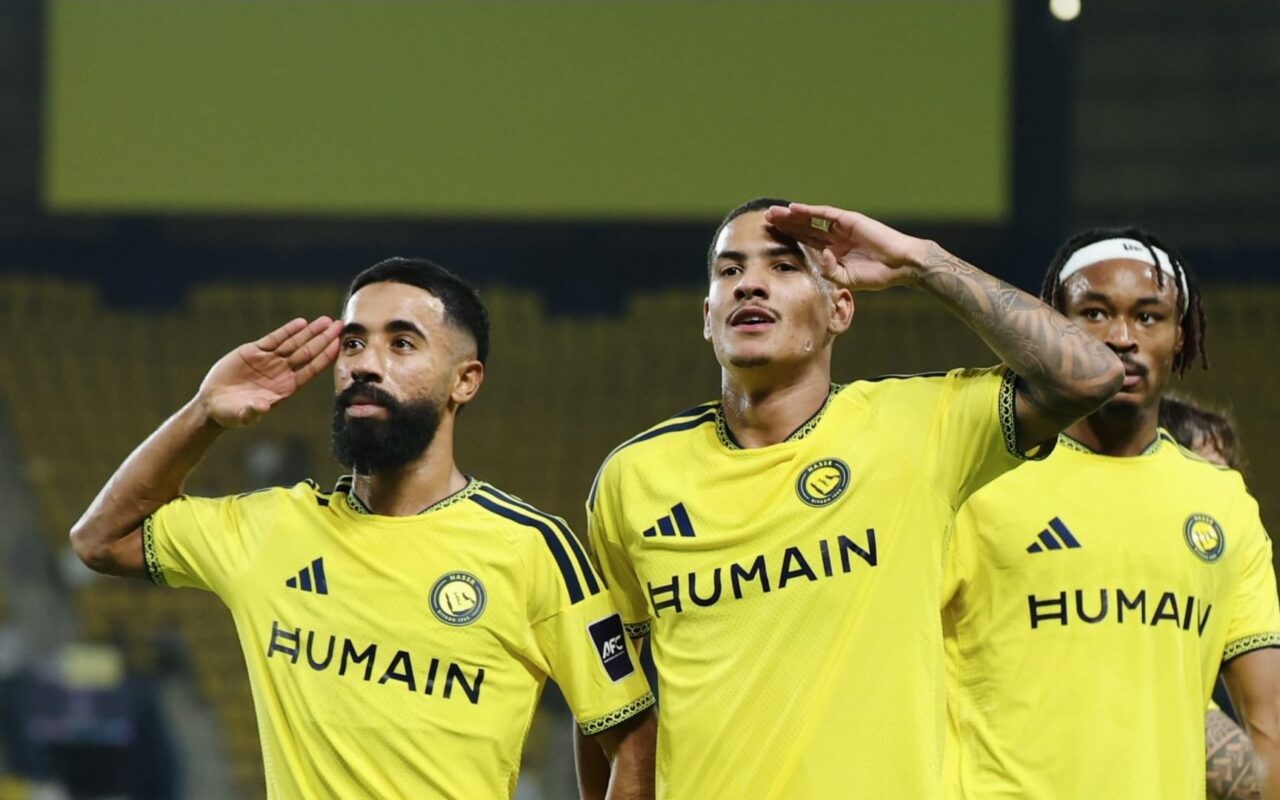 النصر ينشر احتفال لاعبيه بـ”التحية العسكرية”.. ويعلق:” دروع وطننا مدكم الله بتوفيقه”