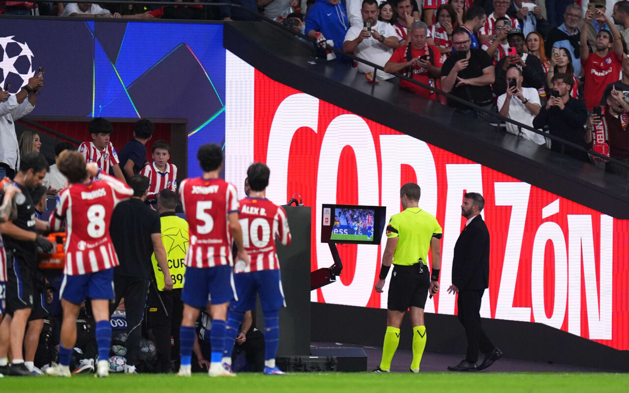 لاعب وضع إصبعه في أذن زميله.. موقف طريف على دكة بدلاء أتلتيكو مدريد
