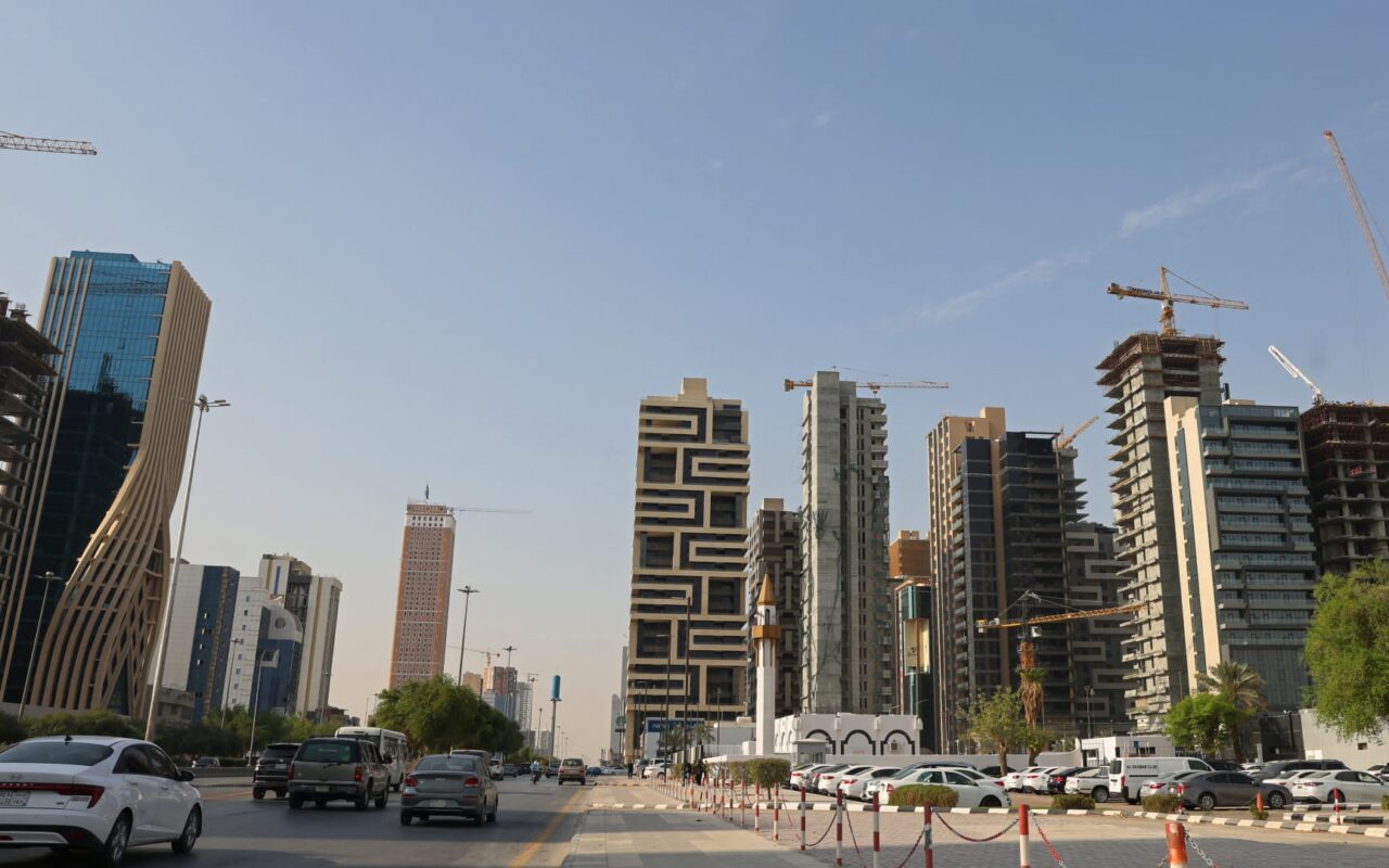 الدفاع المدني السعودي: إصابة مقيم من جنسية عربية بشظايا صاروخ باليستي في الرياض