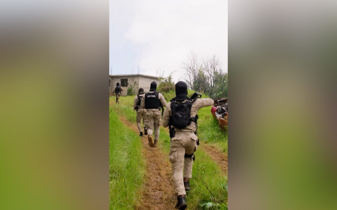 شاهد.. فريق CNN تحت النيران خلال مداهمة للشرطة ضد العصابات في هايتي