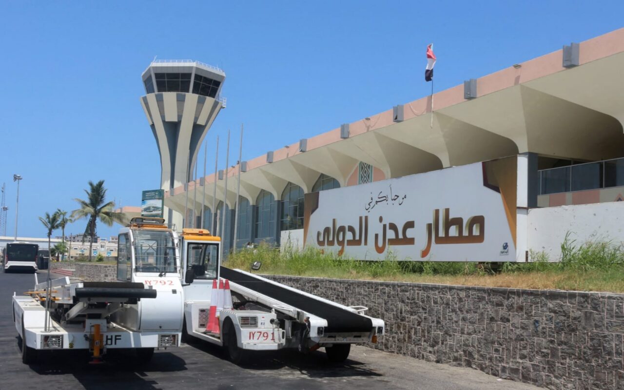 الشرطة اليمنية تعلن “استهداف مطار عدن بصاروخين حوثيين”