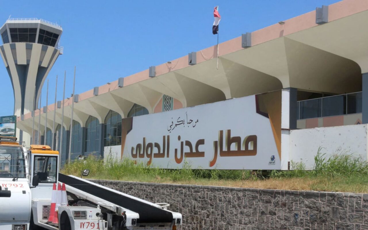 مطار عدن.. طائرة برحلة إلى مصر تنجو من صواريخ الحوثي بأمتار لحظة الهجوم
