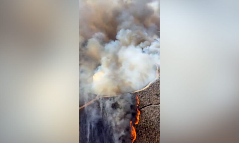 شاهد.. حريق سريع الانتشار يهدد المنازل ويجبر السكان على الإجلاء في كاليفورنيا