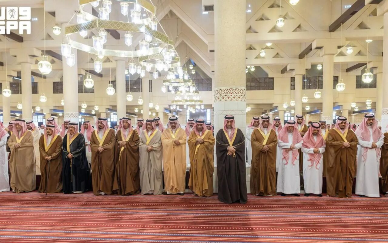 بالأسماء.. أمراء ومسؤولون يؤدون صلاة الميت على أميرة سعودية بالرياض