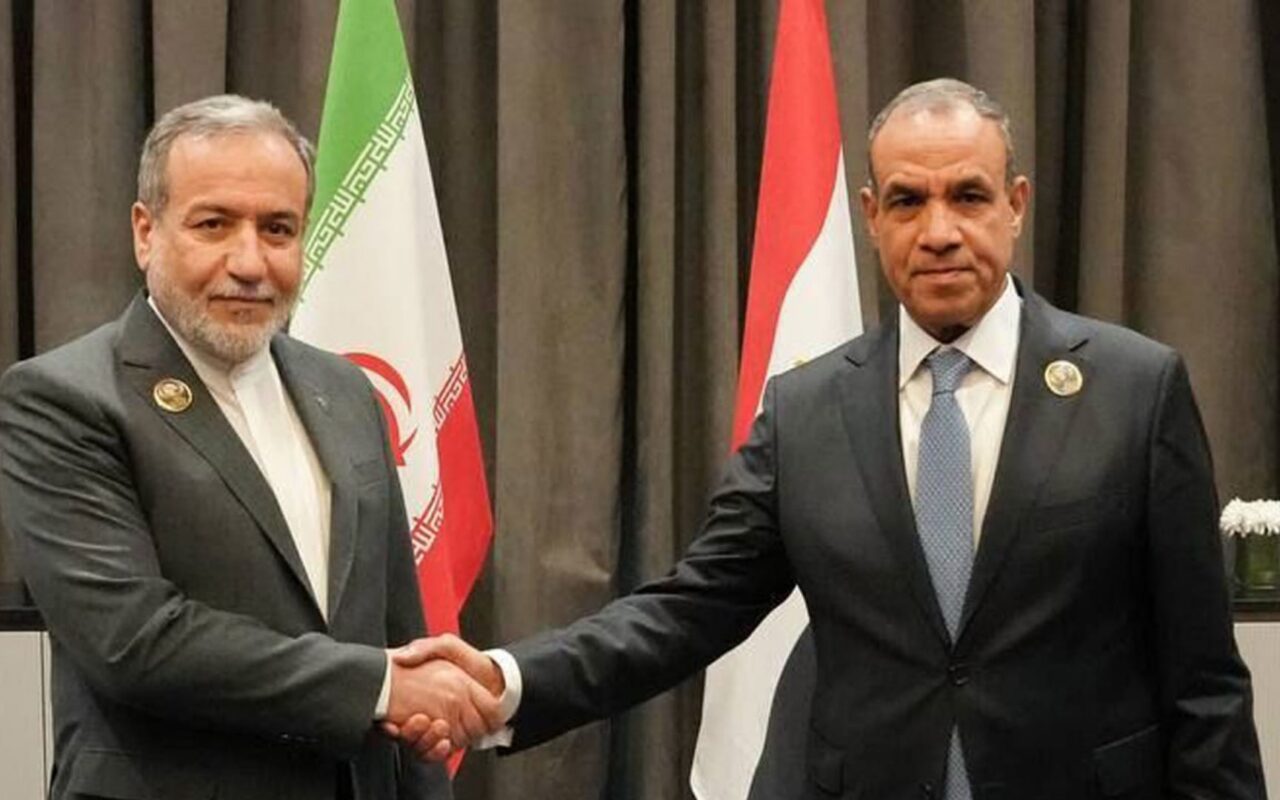 وزيرا خارجية مصر وإيران يلتقيان بالعراق.. ماذا دار بينهما؟