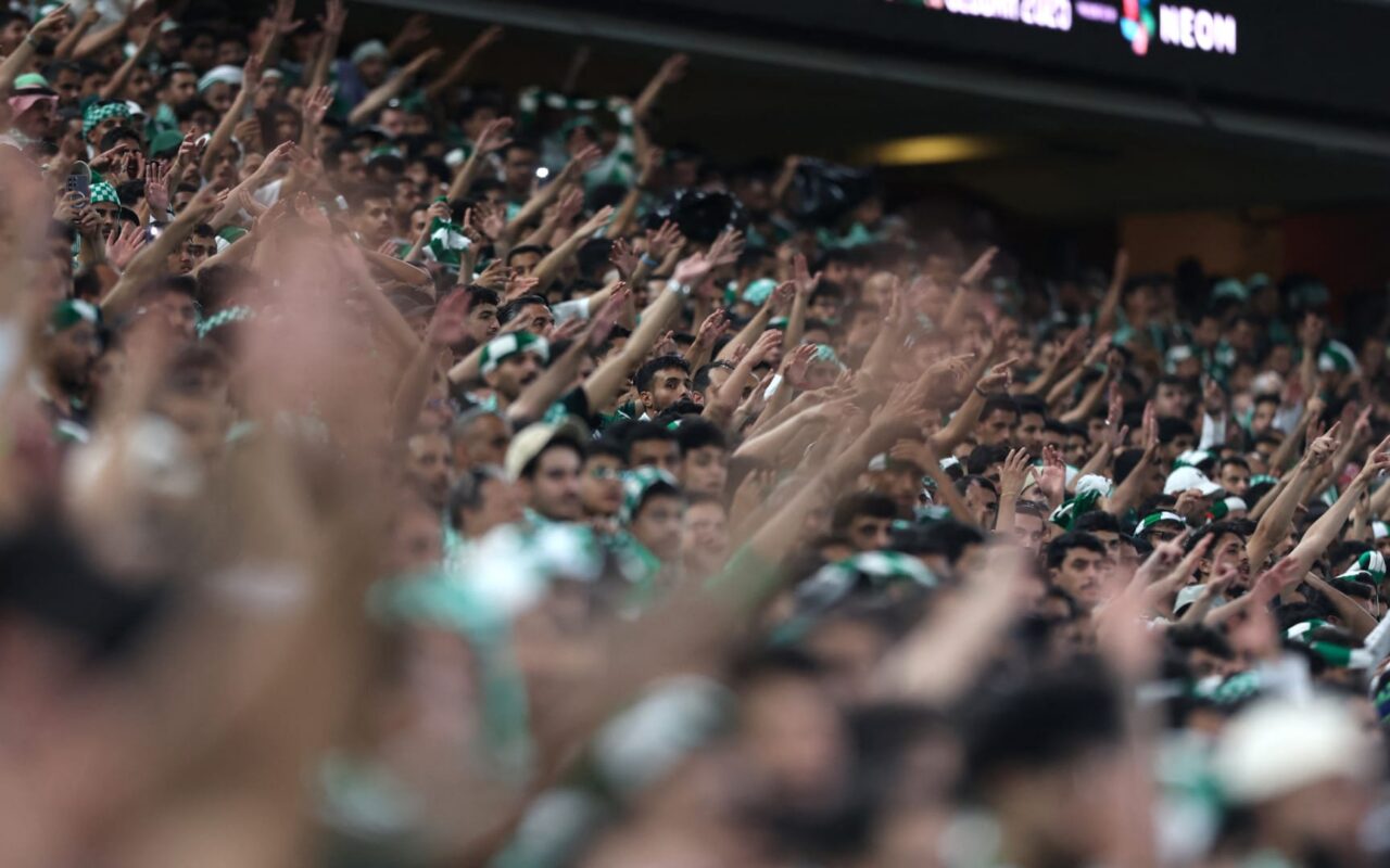 رواج لافتة رفعها جمهور الدوري السعودي دعماً للمملكة.. ماذا كُتِب عليها؟