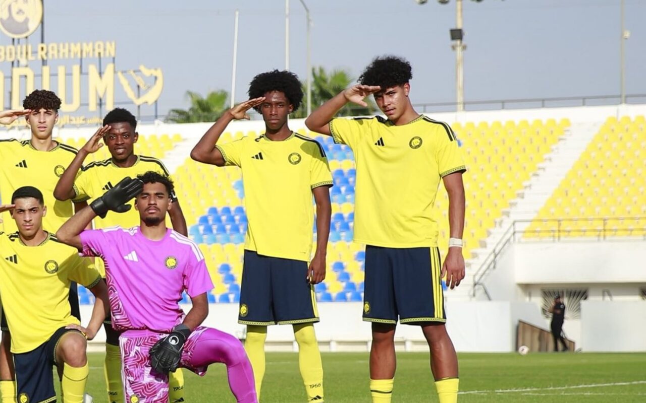 بـ”تحية عسكرية”.. هكذا احتفل نجل رونالدو مع النصر