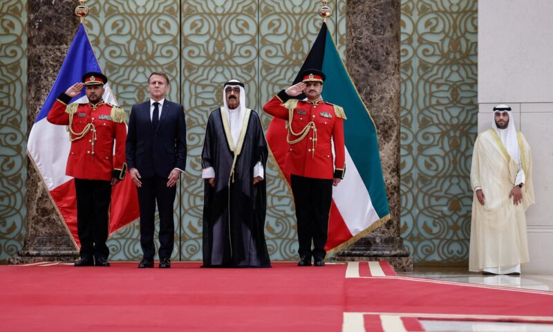 ماكرون يبدأ جولته الخليجية من الكويت.. أوسمة متبادلة واتفاقيات لتعزيز الشراكة
