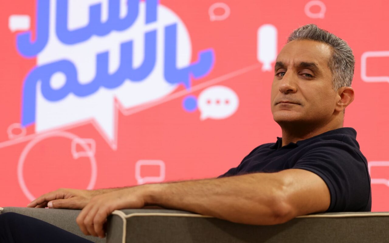 “كبسة.. طعمية”.. باسم يوسف يوجه رسالة عن مخاطر السوشيال ميديا تحت أنظار السيسي