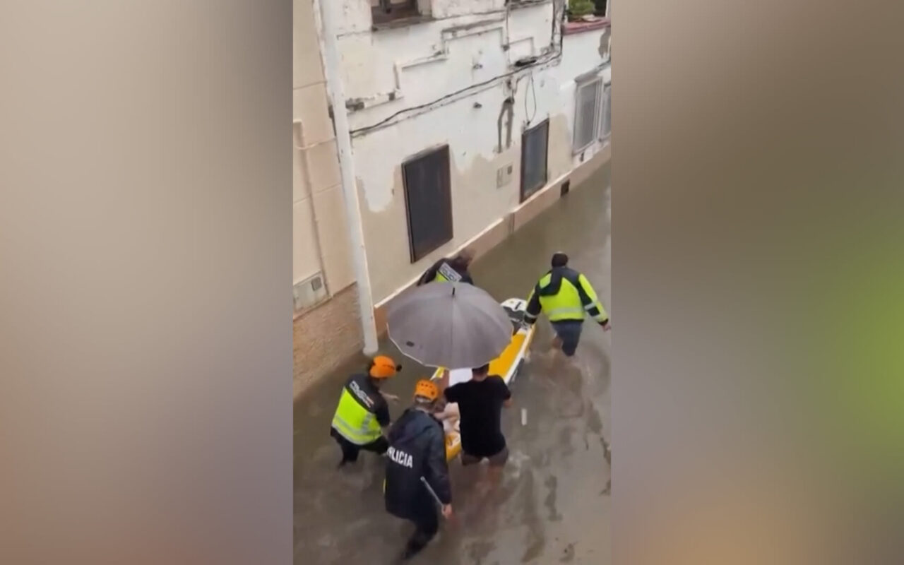 شاهد.. فيضانات مميتة تضرب شرق إسبانيا