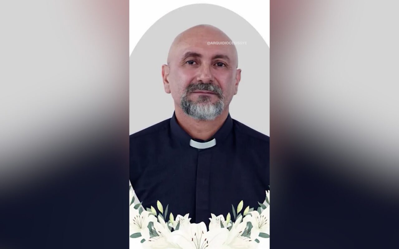 زفاف يتحول إلى مأساة.. كاهن يلقى مصرعه بعد سقوط صليب عليه أثناء قداس
