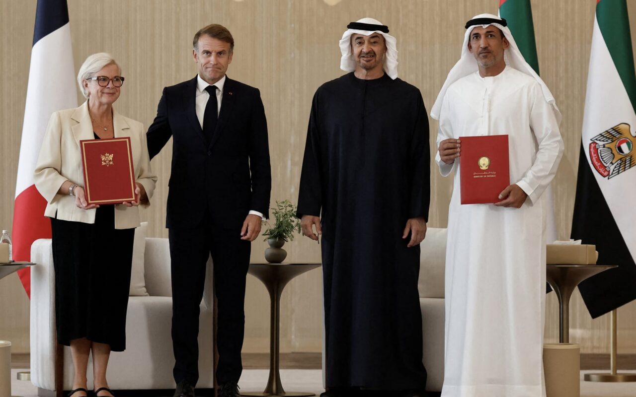 الإمارات وفرنسا تعززان تعاونهما الدفاعي خلال زيارة ماكرون إلى أبوظبي