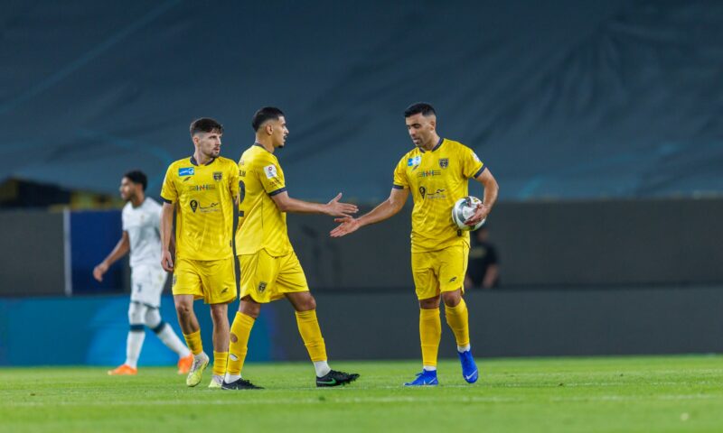 لقطة من الدوري السعودي.. حمد الله يتشاجر مع زميله أثناء مغادرتهما الملعب