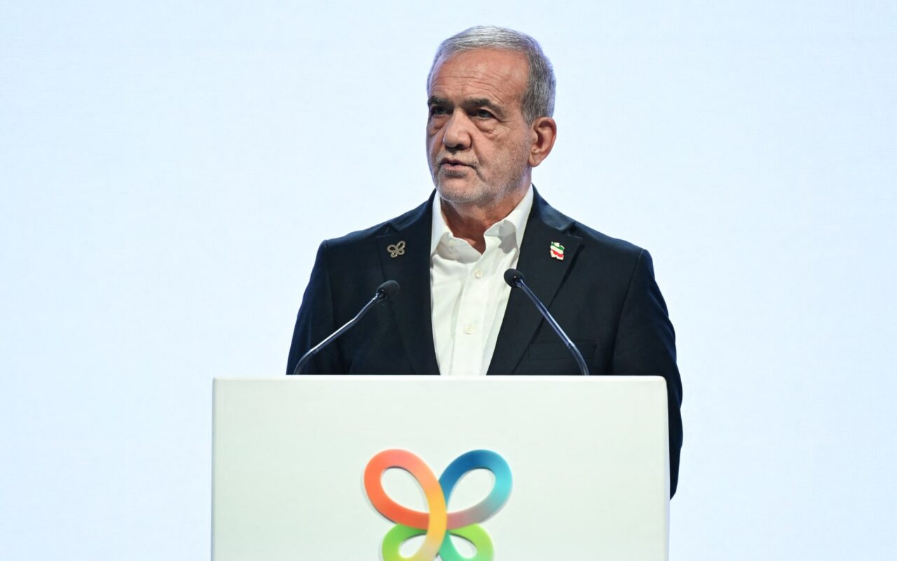 إيران تؤكد ثبات موقفها من مفاوضات أمريكا.. وبزشكيان: “نأكل التراب ولا نتنازل”