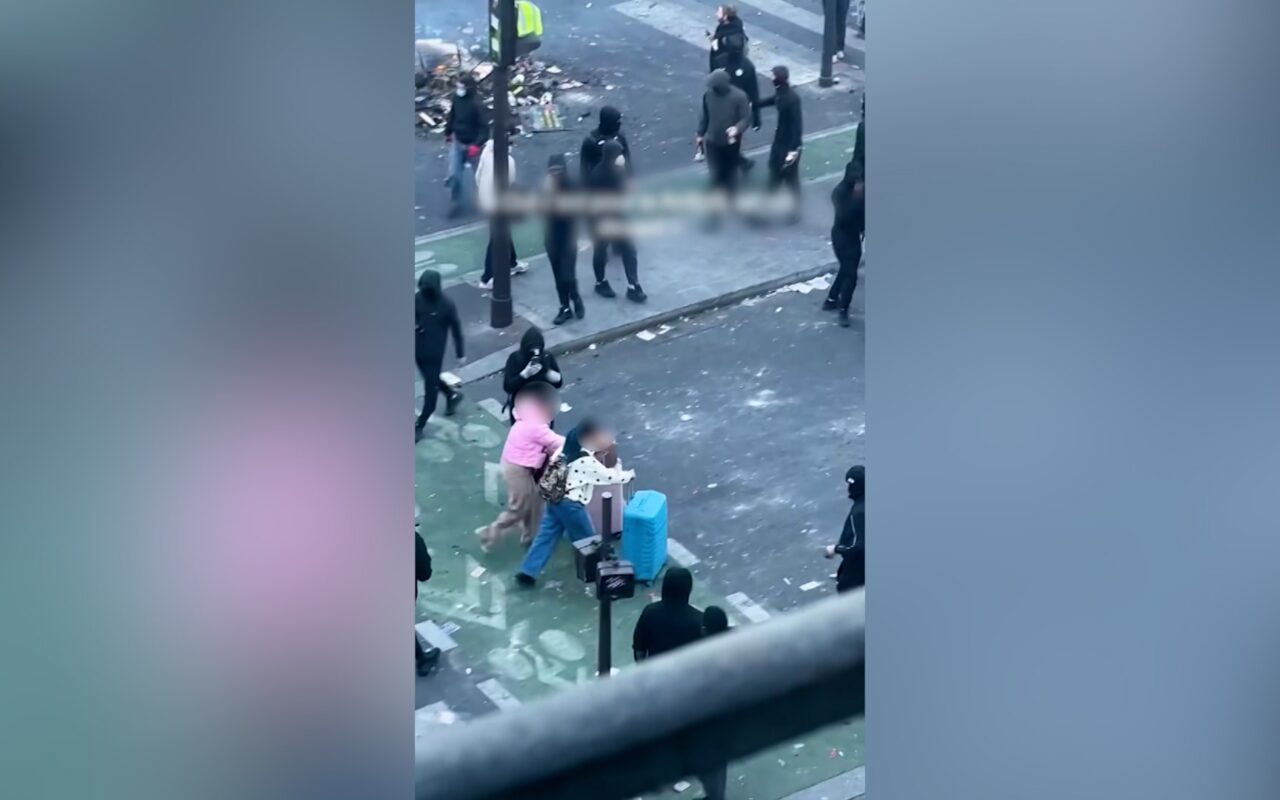 شاهد.. سياح يشقون طريقهم وسط الاحتجاجات في شوارع باريس