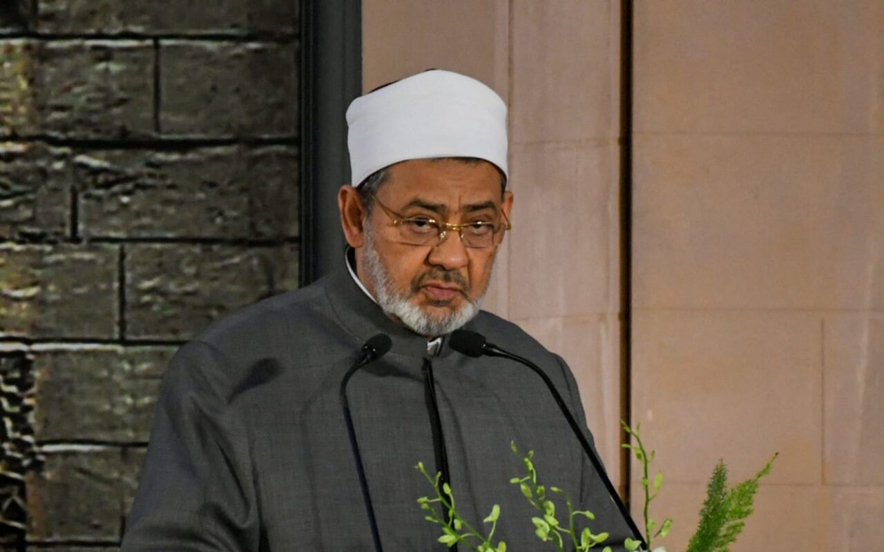 اتحاد علماء المسلمين يعقّب بـ6 نقاط على مبادرة شيخ الأزهر للمصالحة وحقن الدماء بالمنطقة العربية