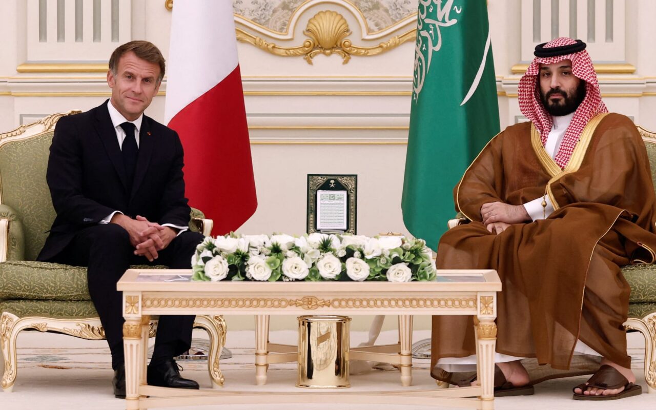 ماكرون يلتقي محمد بن سلمان في السعودية .. ماذا جرى في الزيارة غير المعلنة مسبقًا؟
