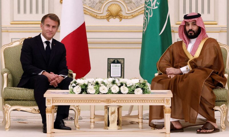 ماكرون يلتقي محمد بن سلمان في السعودية .. ماذا جرى في الزيارة غير المعلنة مسبقًا؟