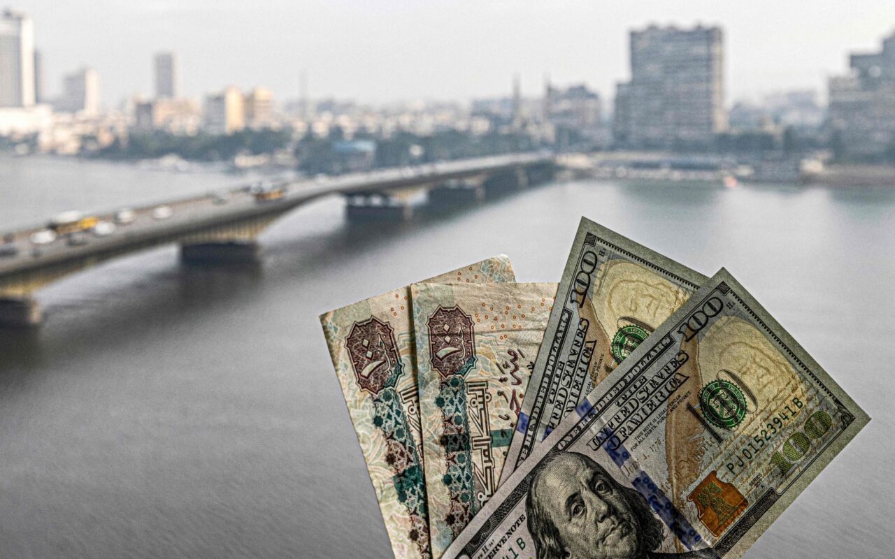 مصر.. الجنيه يواجه ضغوطاً وسط التوترات الإقليمية وتقلبات تدفقات الاستثمار الأجنبي.. ما تعليق الخبراء؟