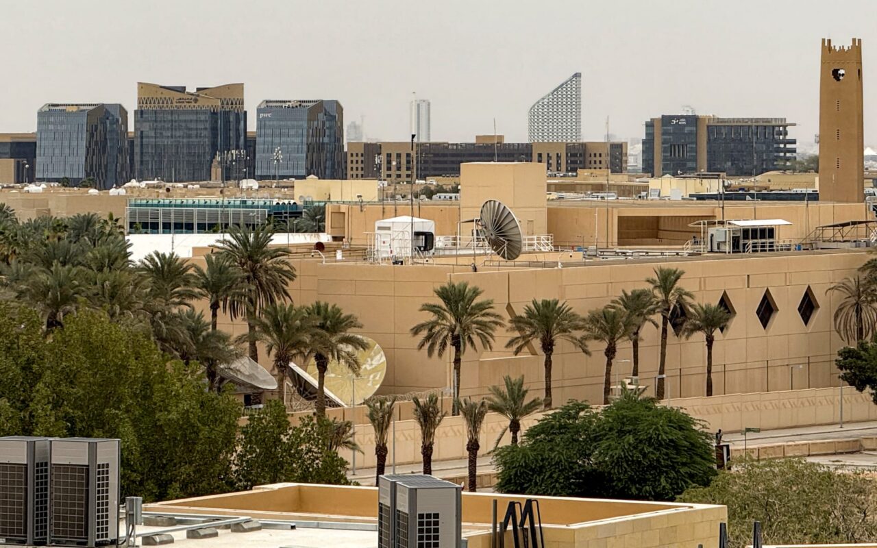 أمريكا تأمر الموظفين “غير الأساسيين” في سفارتها بالرياض بالمغادرة.. ومصدر يوضح لـCNN السبب