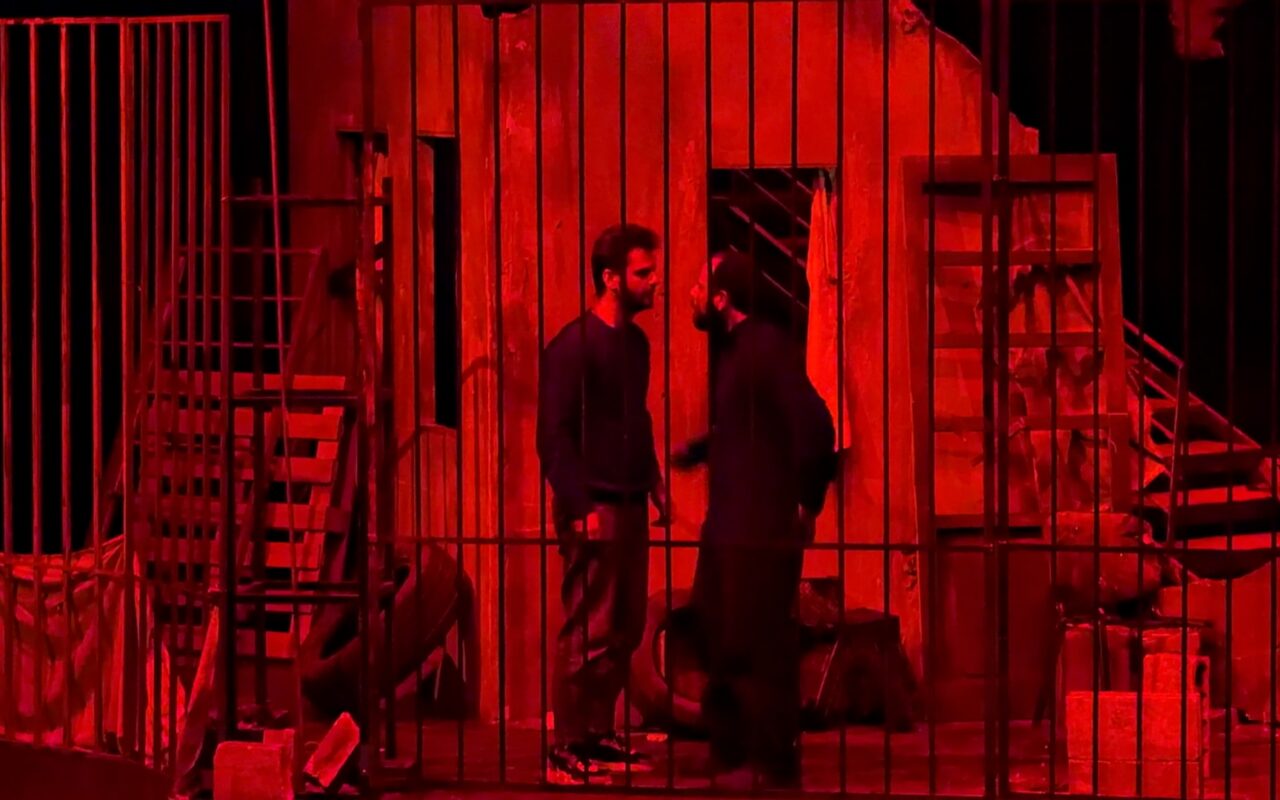 عن احتمالات النجاة التي لا نراها.. مسرحية “فيلم هندي” في دمشق